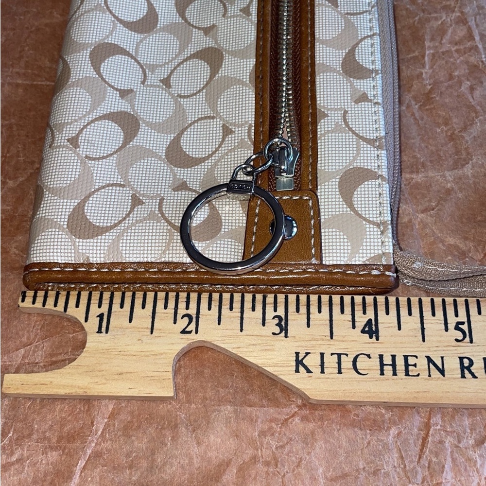 Coach Chelsea Signature wristlet - Picture 9 of 10